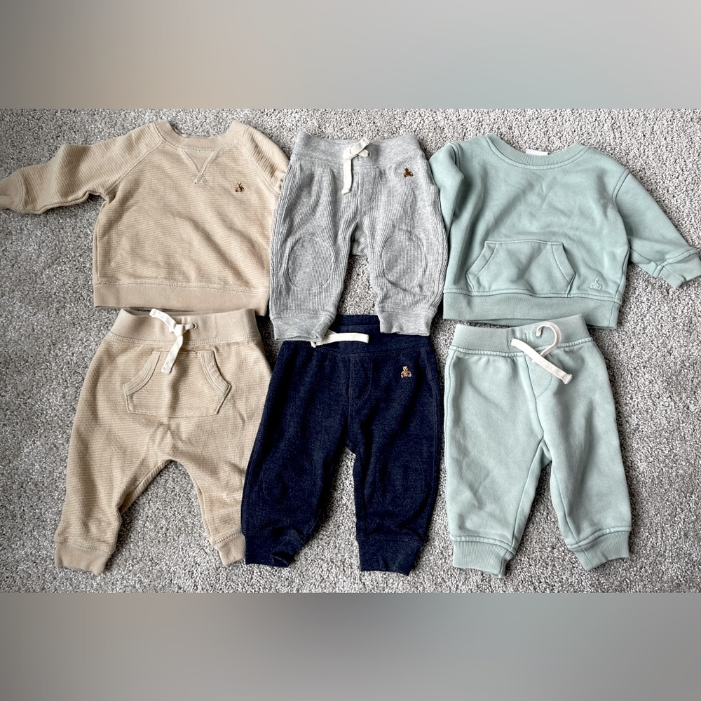BabyGap Bundle 6-12M - 2 waffle joggers, 1 waffle set and  1 sweat set outfit
